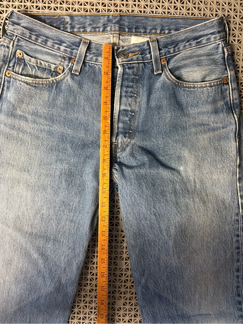 Vintage Levi's 501 Medium Wash Button-Fly Blue Jeans - Y2K - Picture 10 of 15